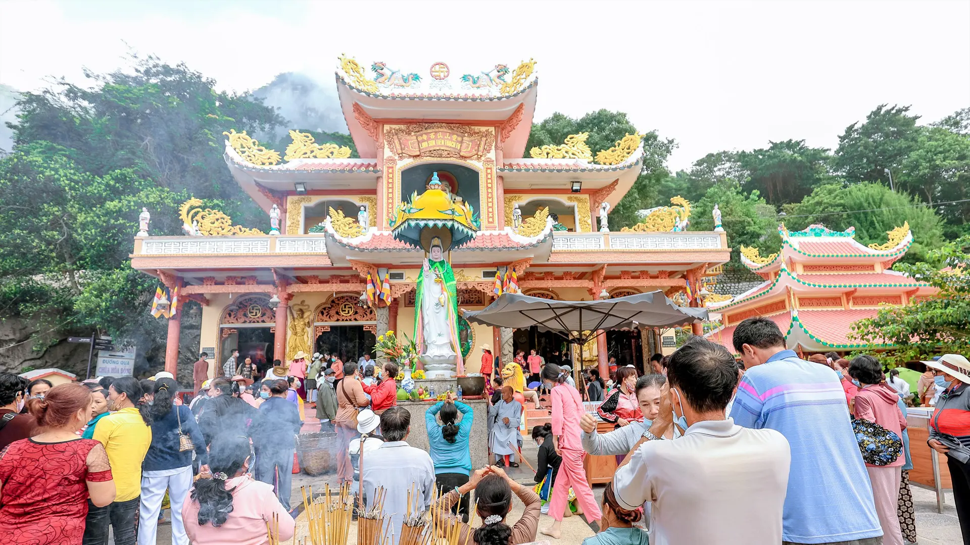 Chùa hang Sunworld nui ba den