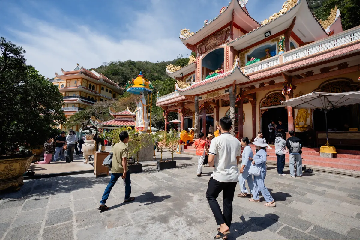 Chùa Hang Sunworld nui ba den