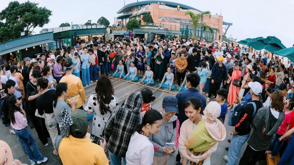 Chợ lá Núi Bà Đen